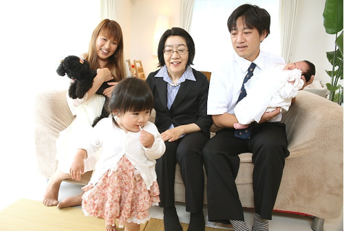 お宮参り写真 撮影場所 自宅(麻生区) みんなで家族写真、おばあちゃんも一緒
