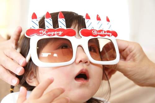 お宮参り写真 撮影場所 自宅(麻生区) ２歳女の子がカメラマン持参のサングラスをかける、かわいい