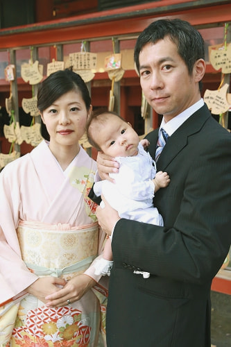 お宮参り写真 撮影場所 鎌倉 鶴岡八幡宮 絵馬、家族写真