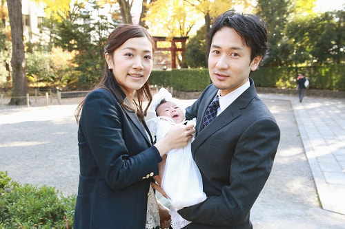 お宮参り写真 撮影場所 文京区 根津神社 パパとママと赤ちゃん