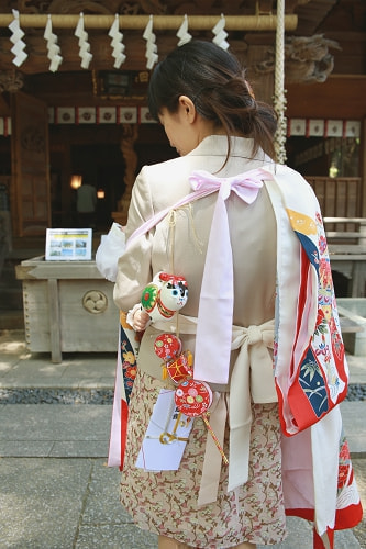 お宮参り写真 撮影場所 西東京市 田無神社 お宮参り着物着付け、お宮参り着物着付け、母、後姿