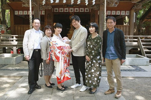 お宮参り写真 撮影場所 西東京市 田無神社 お宮参り着物着付け、母、集合写真
