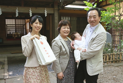 お宮参り写真 撮影場所 西東京市 田無神社 母、母方祖父祖母