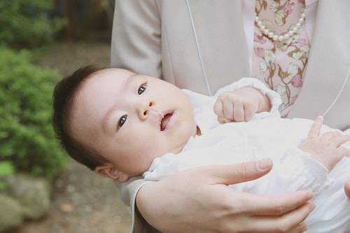 お宮参り写真 撮影場所 西東京市 田無神社 赤ちゃん、優しい写真