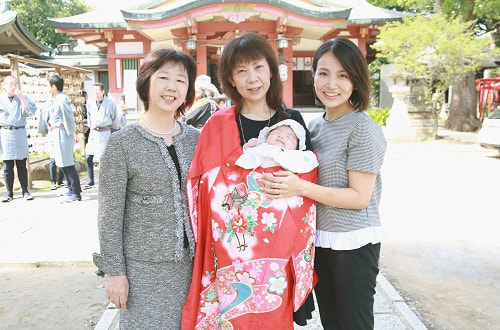 お宮参り写真 撮影場所 品川神社 お宮参り着物着付け、母、父方祖母、母方祖母