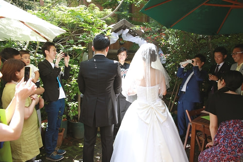 ブライダル写真 撮影場所 レストラン 新郎新婦、後姿、温かい写真