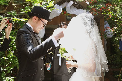 ブライダル写真 撮影場所 レストラン ブーケをあげる