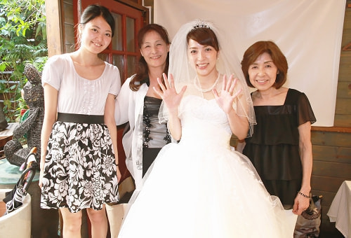 ブライダル写真 撮影場所 レストラン 新婦、新婦友人