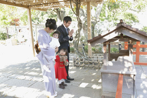 お宮参り写真 撮影場所 鎌倉鶴岡八幡宮 お参り風景
