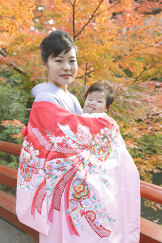 お宮参り写真 撮影場所 鎌倉鶴岡八幡宮 お宮参り着物着付け、紅葉