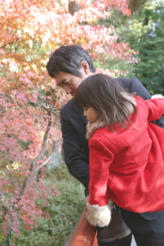 お宮参り写真 撮影場所 鎌倉鶴岡八幡宮 紅葉、父、お姉ちゃん