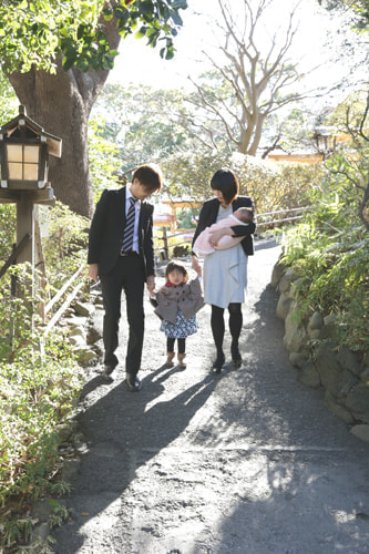 お宮参り写真 撮影場所 横浜 伊勢山皇大神宮 家族、歩く４