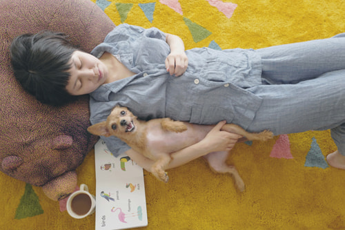 LeicaQ typ116 Summilux28mm F1.7 ASPH｜作例｜笑う犬と女性