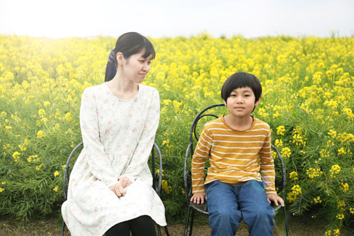 菜の花前で家族写真